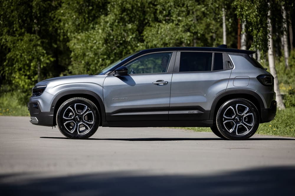 Jeep Avenger foran grønne busker